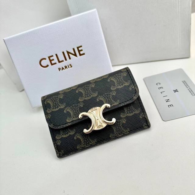 Celine 16333颜色 黑色印花尺寸 10.5*7*1新款凯旋门卡夹，Celine短式卡包非常炫美的一个系列，专柜同步，采用头层牛皮，精致时尚！