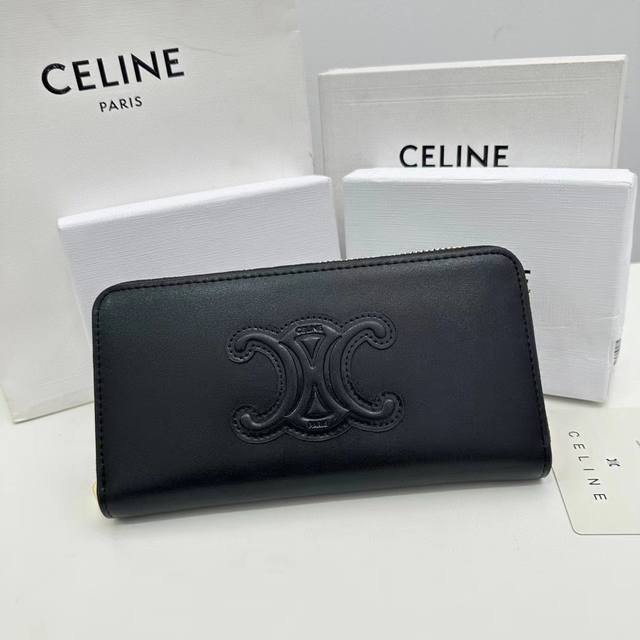 Celine A13颜色 黑色 棕色尺寸 19*10.5*3.5 Celine 专柜同步，Triomphe Cuir大号拉链钱夹 ，光滑小牛皮材质，小牛皮衬里，