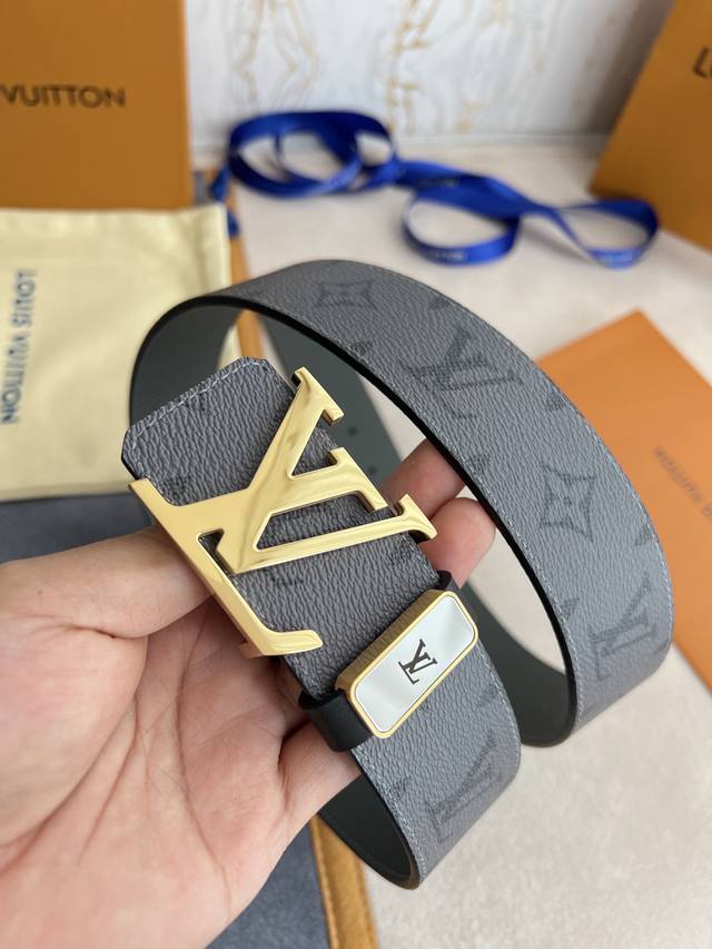 品名： Lv..路易..威登腰带皮带原单 型号：挂扣，经典纯钢材质挂扣，头层牛皮，图片实物拍摄 材料：头层牛皮，挂扣系列，纯钢材质扣头，钯镀电镀工艺永不掉色。原