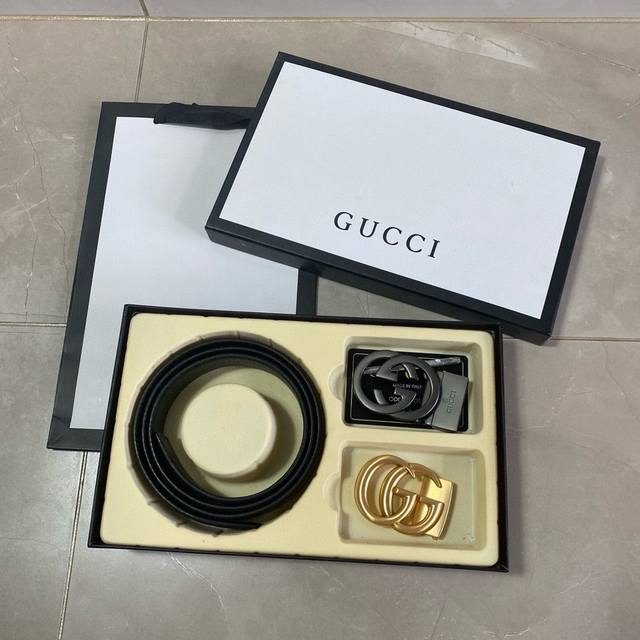 古驰gucci精品款 ☆双扣礼盒套装 含礼盒 专柜有售 Gucci专柜在售正品 此款采用头层牛皮制作 走线油边细致 正品开模 搭配广州原版扣经久耐用、3.5Cm