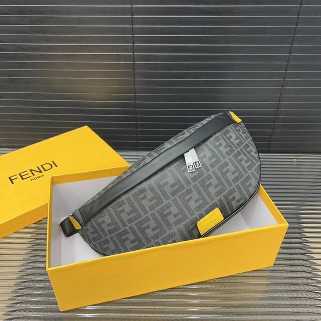 Fendi 芬迪 印花腰包 斜挎胸包 采用精湛镶嵌细工，经典百搭 实物拍摄 配送防尘袋 礼盒 28 X 17 Cm。