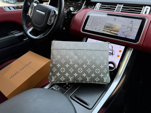 高端货 新款 “Louis Vuitton”手拿包 M11545 路易威登 Louis Vuitton Pochette Voyage 字母徽标拉链开合 皮革