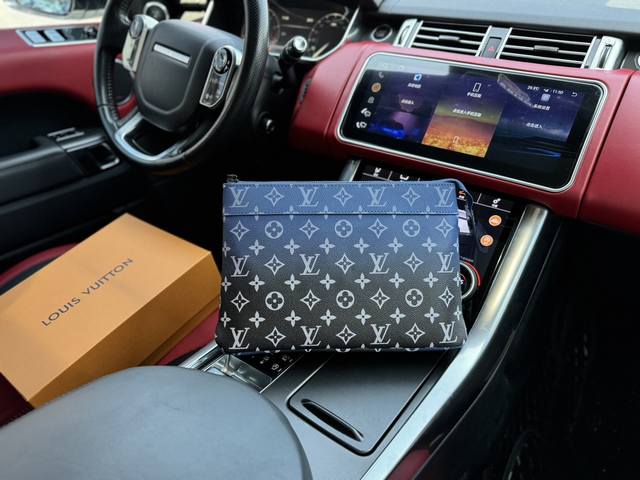 高端货 新款 “Louis Vuitton”手拿包 M11545 路易威登 Louis Vuitton Pochette Voyage 字母徽标拉链开合 皮革