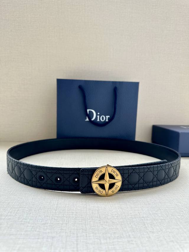 宽度3.5Cm 这款 Dior Charm 腰带扣是夏季男装系列新品，采用不锈钢真空电镀菱星饰面精心设计，重新演绎经典的 Dior 标志。可与各式 35 毫米腰