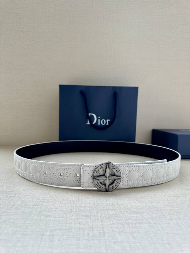 宽度3.5Cm 这款 Dior Charm 腰带扣是夏季男装系列新品，采用不锈钢真空电镀菱星饰面精心设计，重新演绎经典的 Dior 标志。可与各式 35 毫米腰 - 点击图像关闭