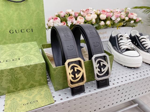 Gucci 古奇新款互扣式g带扣深受品牌辉煌的70年代经典设计所影响，得以重新诠释。安放于织纹纯皮腰带之上。正品一致的吊牌全套包装 配纸袋 礼品盒 亲们下单一定