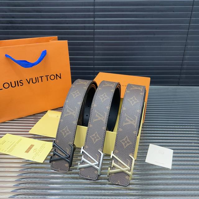 Louisvuitton 路易威登 牛皮腰带 男士经典款皮带 时装搭配必备款 优质合金扣头 采用原厂牛皮带身 机械打孔 高品质全套包装 礼盒 礼袋 小票