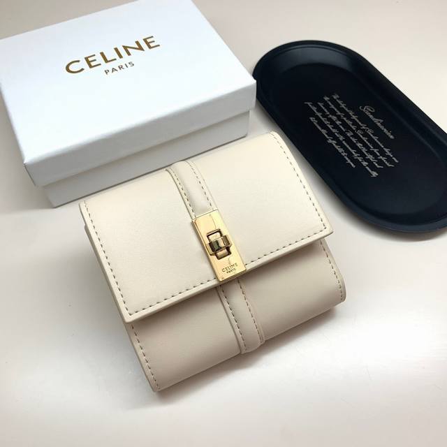 Celine 10523颜色 黑杏棕尺寸 11*10*5 Celine短式钱包非常炫美的一个系列，专柜同步，采用头层牛皮，精致时尚！