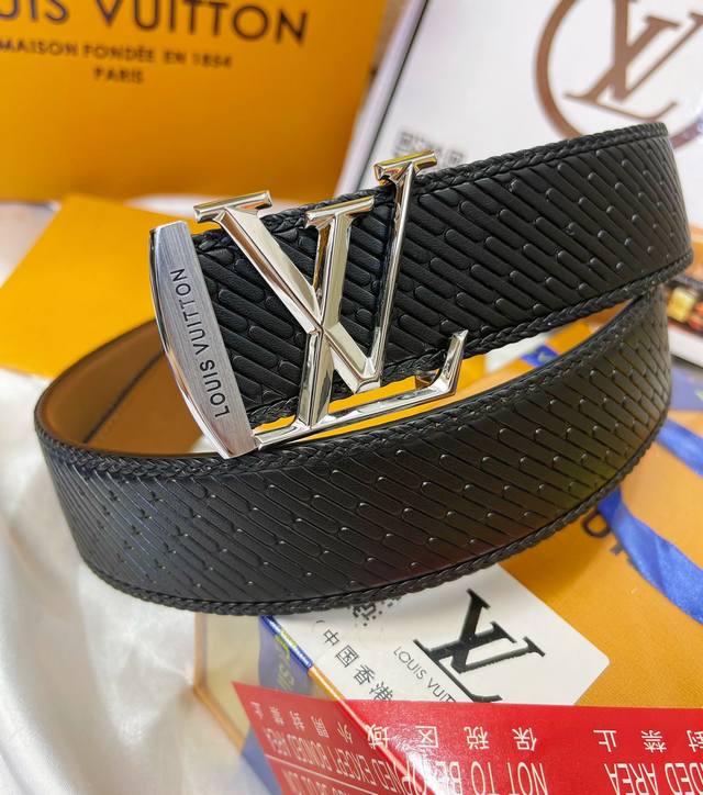 皮带：Lv..路易..威登顶级复刻. 腰带：原单品质百分百头层牛皮，保证真皮。雕花镂空工艺.真空电镀.永不掉色.24K纯钢扣纯手工编织系列双面可用专柜同等质量，