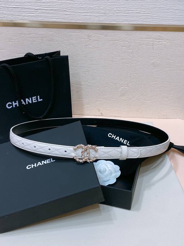 Chanel 24C 珍珠 水钻白 与 水钻粉 Logo搭扣 黄铜金属羊皮菱格带身 手感柔软 细腻 2.0Cm 码数75- -100