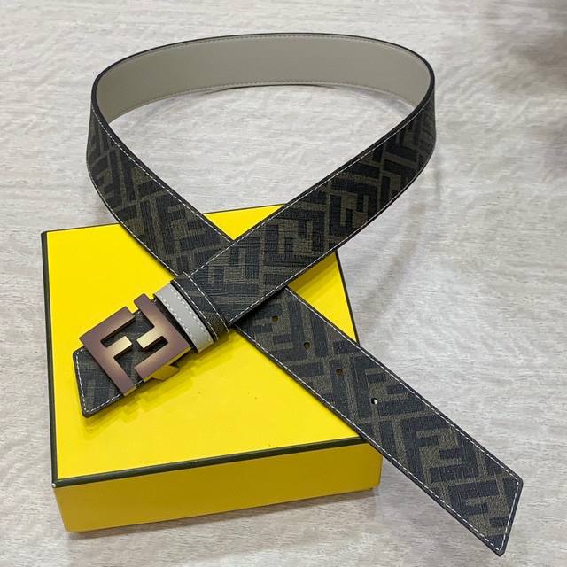 Fendi 芬迪 专柜同款 宽4.0Cm 双环正反用腰带 Ff按钉搭扣 黑色cuoio Romano皮革材质 反面面料带有烟草黄和黑色ff图案 四方满钻金属饰面