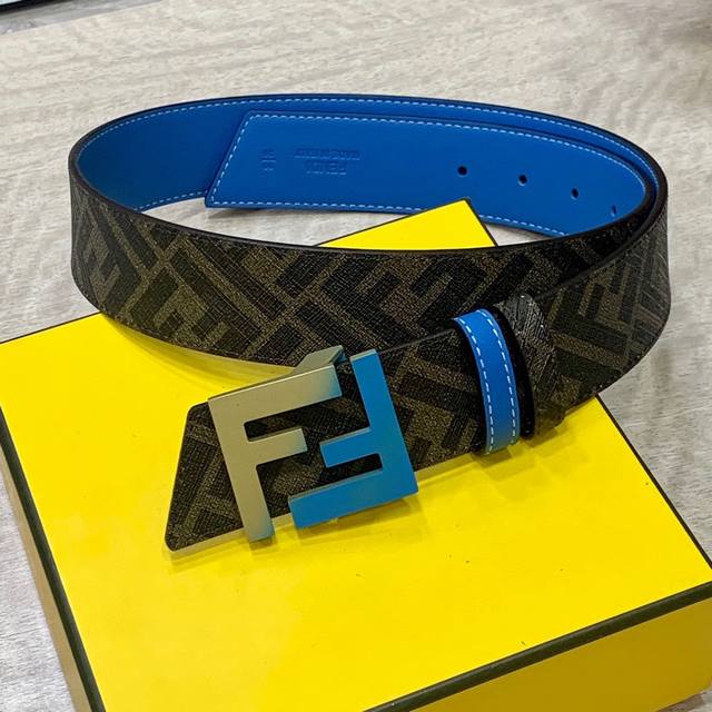 Fendi 芬迪 专柜同款 宽4.0Cm 双环正反用腰带 Ff按钉搭扣 黑色cuoio Romano皮革材质 反面面料带有烟草黄和黑色ff图案 四方满钻金属饰面