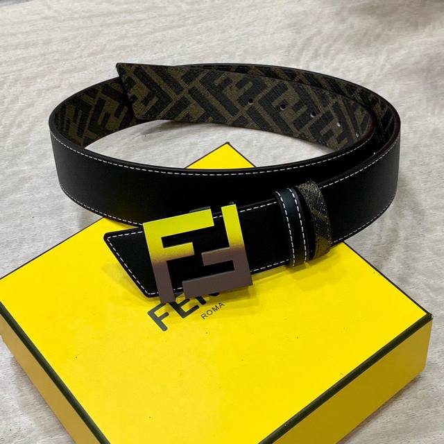 Fendi 芬迪 专柜同款 宽4.0Cm 双环正反用腰带 Ff按钉搭扣 黑色cuoio Romano皮革材质 反面面料带有烟草黄和黑色ff图案 四方满钻金属饰面