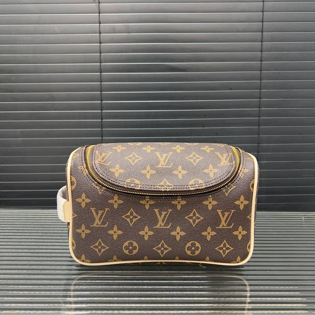 Louisvuitton 路易威登 Toiletry Bag 棋盘格设计拉链开合 皮革饰边 布袋涂层 防水帆布手拿包 化妆包 洗漱袋 采用精湛镶嵌细工，经典百搭