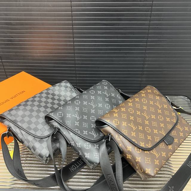 Louisvuitton 路易威登 Magnetic 邮差包 翻盖斜挎包 采用精湛镶嵌细工，实物拍摄 原厂原版面料 配送小票 20 X 27 Cm。