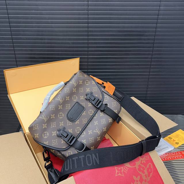 Louisvuitton 路易威登 原版 Trail Quest 翻盖邮差包 单肩包斜挎包 采用精湛镶嵌细工 经典百搭 实物拍摄 原厂原版面料 配送防尘袋 30 - 点击图像关闭