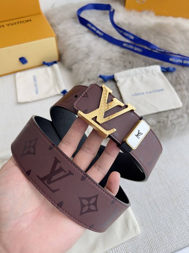 品名： Lv..路易..威登腰带皮带原单 型号：挂扣，经典纯钢材质花纹挂扣，头层牛皮，图片实物拍摄 材料：头层牛皮，挂扣系列，纯钢材质扣头，钯镀电镀工艺永不掉色