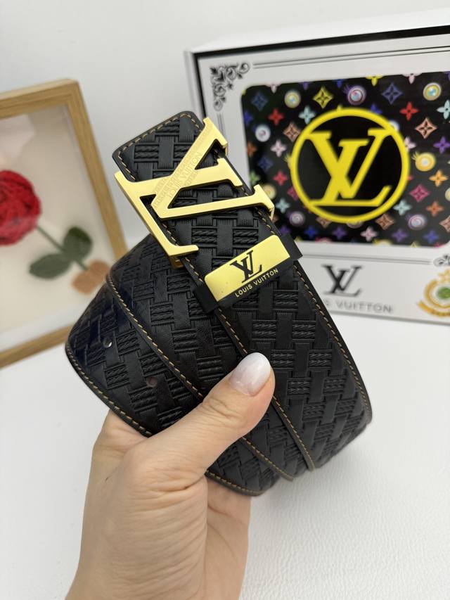 品名：Lv..路易..威登原单 材质：原单牛皮腰带 百分百头层牛皮腰带保证真皮，24K纯钢扣，专柜原单品质、做工精细，时尚大牌，送人自用首选 包装： 请认准如图