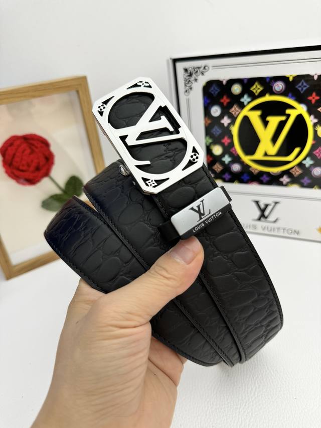 品名：Lv..路易..威登自动带 材质：原单牛皮腰带 百分百头层牛皮腰带保证真皮，24K纯钢扣，专柜原单品质、做工精细，时尚大牌，送人自用首选 包装： 请认准如