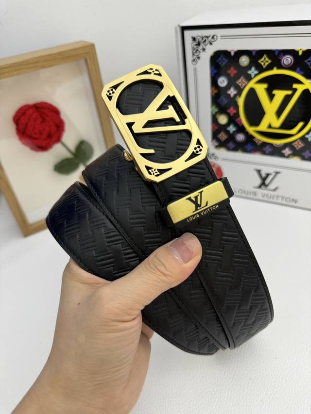 品名：Lv..路易..威登自动带 材质：原单牛皮腰带 百分百头层牛皮腰带保证真皮，24K纯钢扣，专柜原单品质、做工精细，时尚大牌，送人自用首选 包装： 请认准如