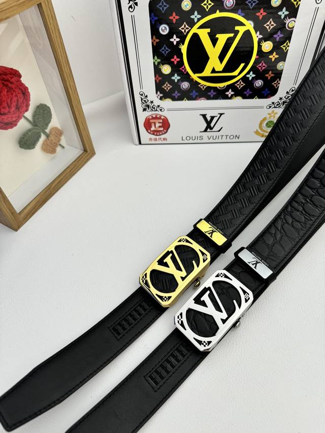 品名：Lv..路易..威登自动带 材质：原单牛皮腰带 百分百头层牛皮腰带保证真皮，24K纯钢扣，专柜原单品质、做工精细，时尚大牌，送人自用首选 包装： 请认准如