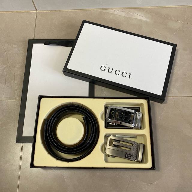 古驰gucci精品款 ☆双扣礼盒套装 含礼盒 专柜有售 Gucci专柜在售正品 此款采用头层牛皮制作 走线油边细致 正品开模 搭配广州原版扣经久耐用、3.5Cm