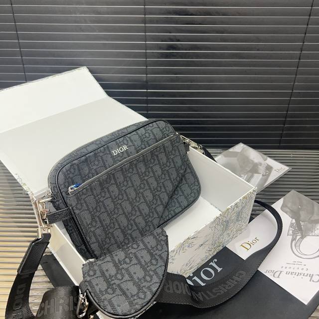 Dior 迪奥 三合一cd刺绣针织相机包 男女通用斜挎单肩包 采用原版面料 经典百搭 实物拍摄 原厂原版面料 配送防尘袋 礼盒 25 X 18 Cm。