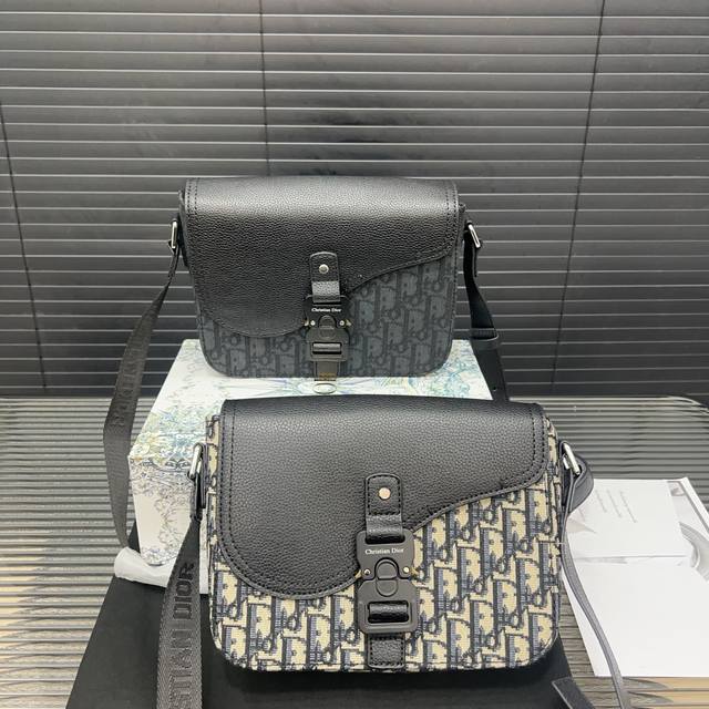 Dior 迪奥 马鞍包 Saddle纯色翻盖邮差包 单肩斜挎包 明星单品 采用优质原厂材质 高端品质 配送礼盒 规格: 23 X 18Cm