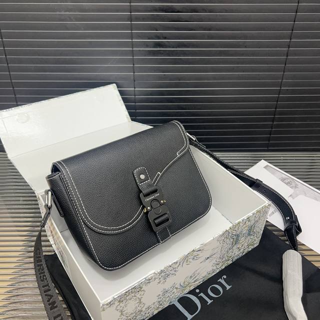 Dior 迪奥 马鞍包 Saddle纯色翻盖邮差包 单肩斜挎包 明星单品 采用优质原厂材质 高端品质 配送礼盒 规格: 23 X 18Cm