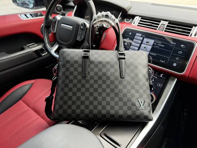 高端货 新款 “Louis Vuitton”Lv公文包进口原厂面料高清五金logo标志、专用里内里。顺滑拉链、油边平滑、做工精致每个细节到位！男人必备款。规格