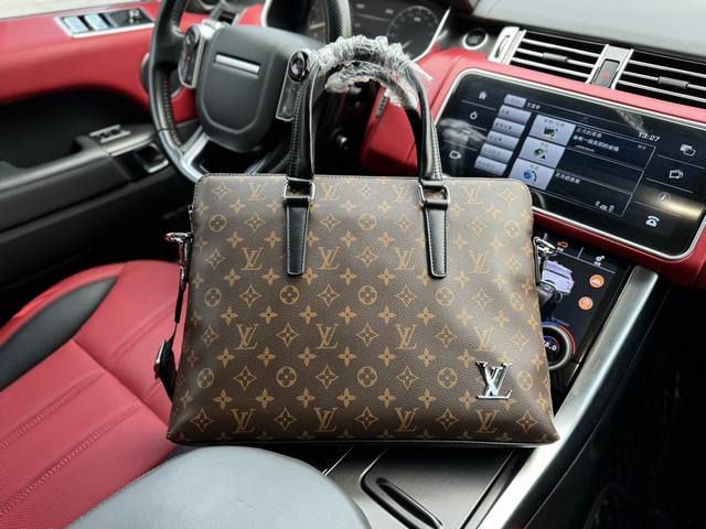 高端货 新款 “Louis Vuitton”Lv公文包进口原厂面料高清五金logo标志、专用里内里。顺滑拉链、油边平滑、做工精致每个细节到位！男人必备款。规格 - 点击图像关闭