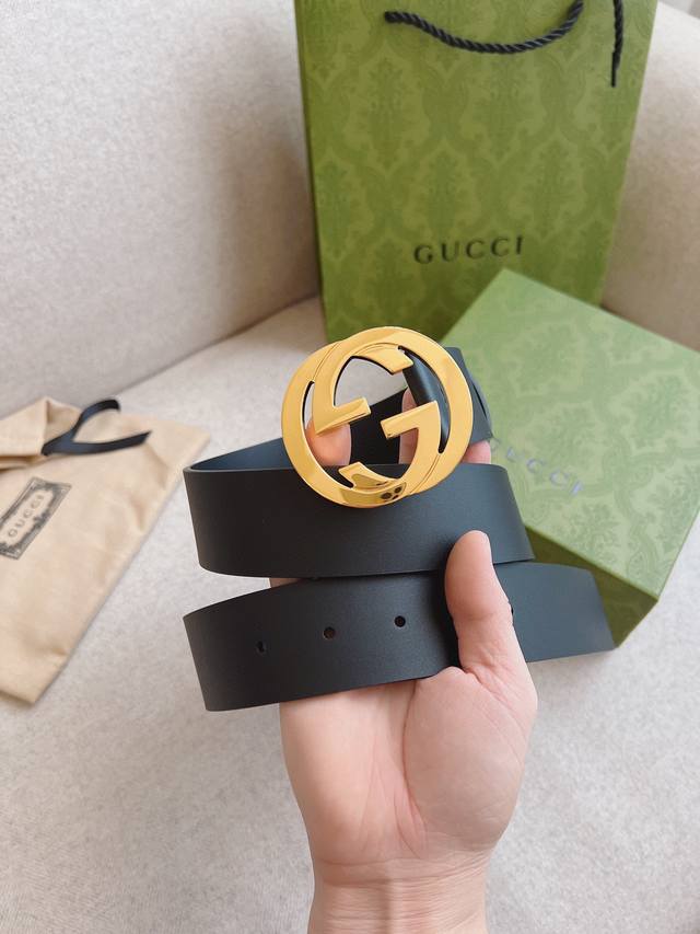 Gucci 黑色平纹小牛皮腰带，饰有互扣式双g带扣细节。风格简而不失其华；适合各种穿搭风格。皮带宽度：4.0Cm