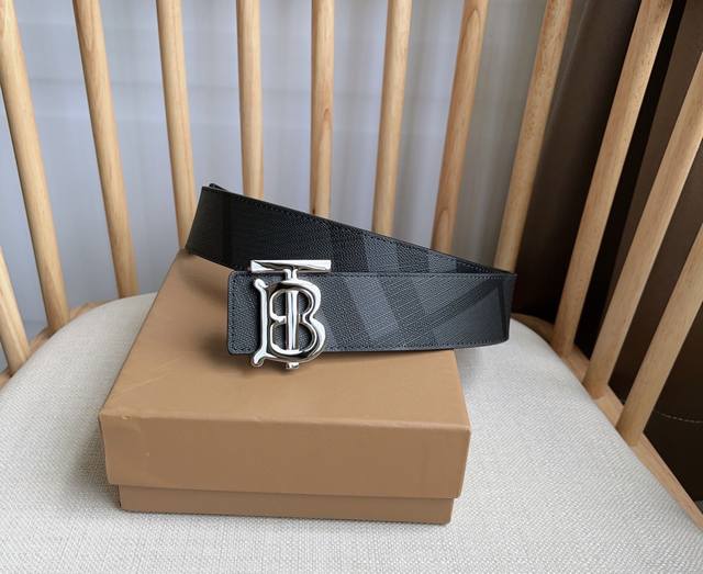 Burberry 巴宝莉 Tb专属标识图案 意大利制皮革腰带 采用百搭双色设计 宽:4.0Cm 今年b家最新款式 亲们赶紧转图下单哦！ 简单精致 流行款