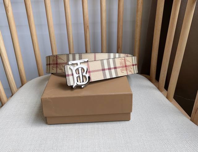 Burberry 巴宝莉 Tb专属标识图案 意大利制皮革腰带 采用百搭双色设计 宽:4.0Cm 今年b家最新款式 亲们赶紧转图下单哦！ 简单精致 流行款 - 点击图像关闭