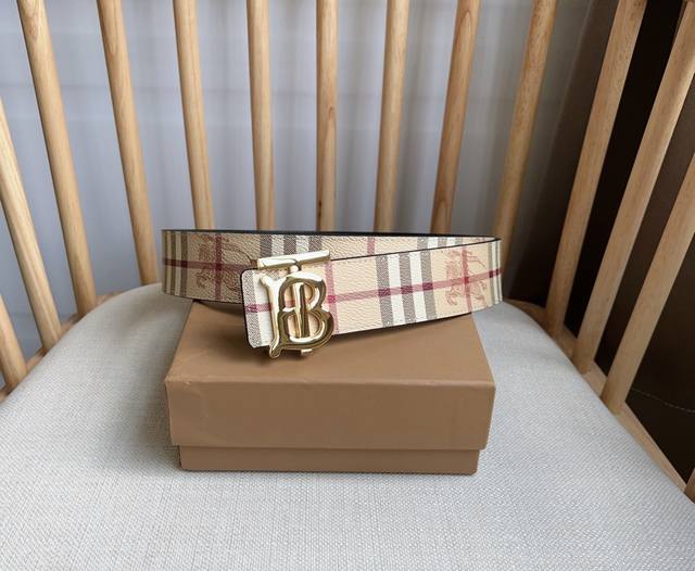 Burberry 巴宝莉 Tb专属标识图案 意大利制皮革腰带 采用百搭双色设计 宽:4.0Cm 今年b家最新款式 亲们赶紧转图下单哦！ 简单精致 流行款