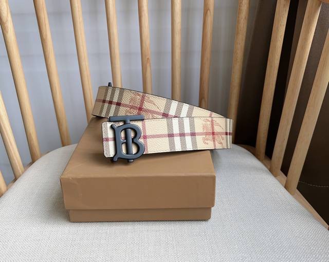 Burberry 巴宝莉 Tb专属标识图案 意大利制皮革腰带 采用百搭双色设计 宽:4.0Cm 今年b家最新款式 亲们赶紧转图下单哦！ 简单精致 流行款