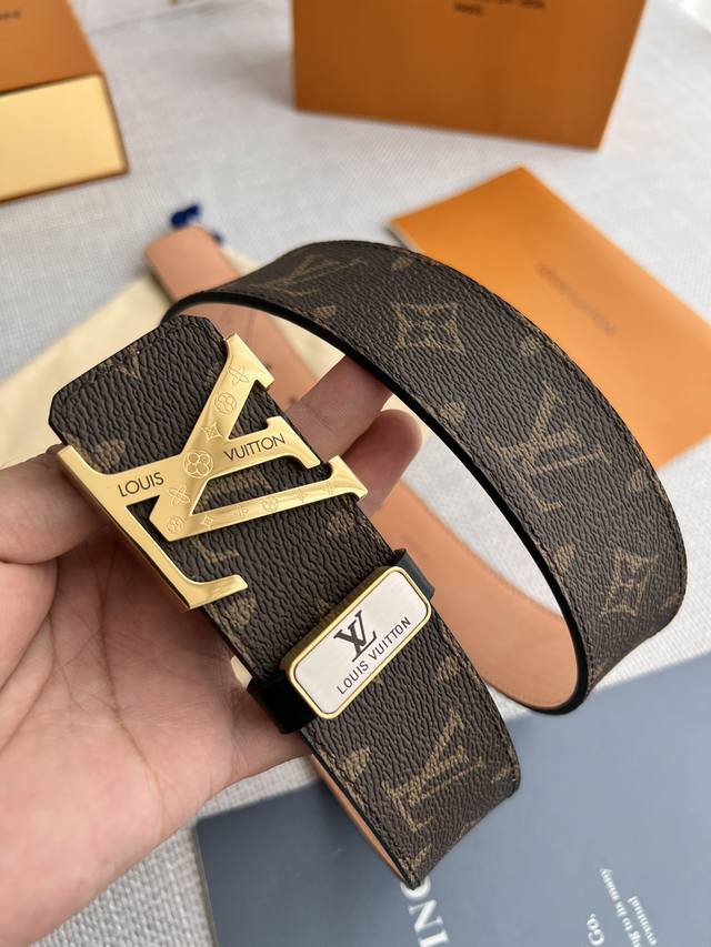 品名： Lv..路易..威登腰带皮带原单 型号：挂扣，经典纯钢材质花纹挂扣，图片实物拍摄 材料：头层牛皮，挂扣系列，纯钢材质扣头，钯镀电镀工艺永不掉色。经典黑、