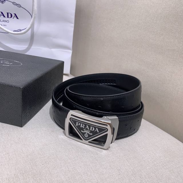 普拉达 Prada 是意大利奢侈品牌，独特的设计结合了流行简约与优雅的气质，完美地衬托出prada优秀的产品。风格独树一帜！35Mm宽度