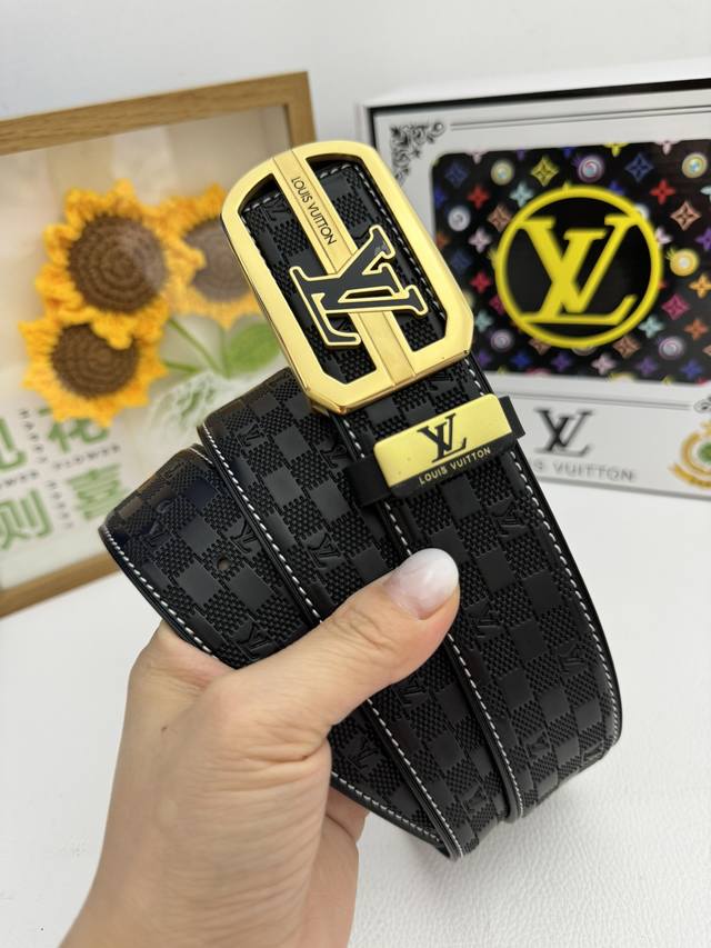 品名：Lv..路易..威登原单 材质：原单牛皮腰带 百分百头层牛皮腰带保证真皮，24K纯钢扣，专柜原单品质、做工精细，时尚大牌，送人自用首选 包装： 请认准如图