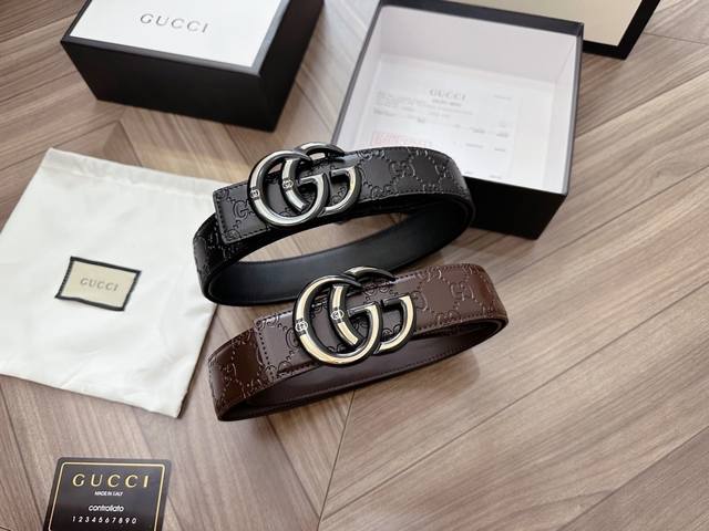 Gucci 古奇新款互扣式g带扣深受品牌辉煌的70年代经典设计所影响，得以重新诠释。安放于织纹纯皮腰带之上。正品一致的吊牌全套包装 配纸袋 礼品盒 亲们下单一定