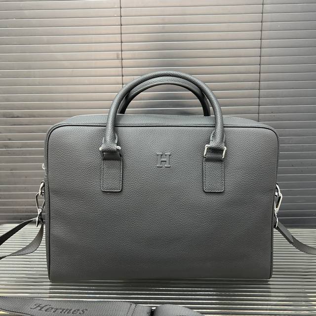 Hermès 爱马仕 男士牛皮公文包 电脑包 斜挎手提包 采用精湛镶嵌细工，经典百搭 实物拍摄 原厂原版面料 高端品质 配送防尘袋 38 X 27 Cm。