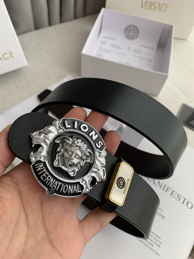 品名：Versace.范思哲原单 型号：挂扣，经典人头纯铜挂扣，图片实物拍摄 材料：百分百头层牛皮，保证真皮。24K纯铜扣双面可用专柜同等质量， 双面头层牛皮经