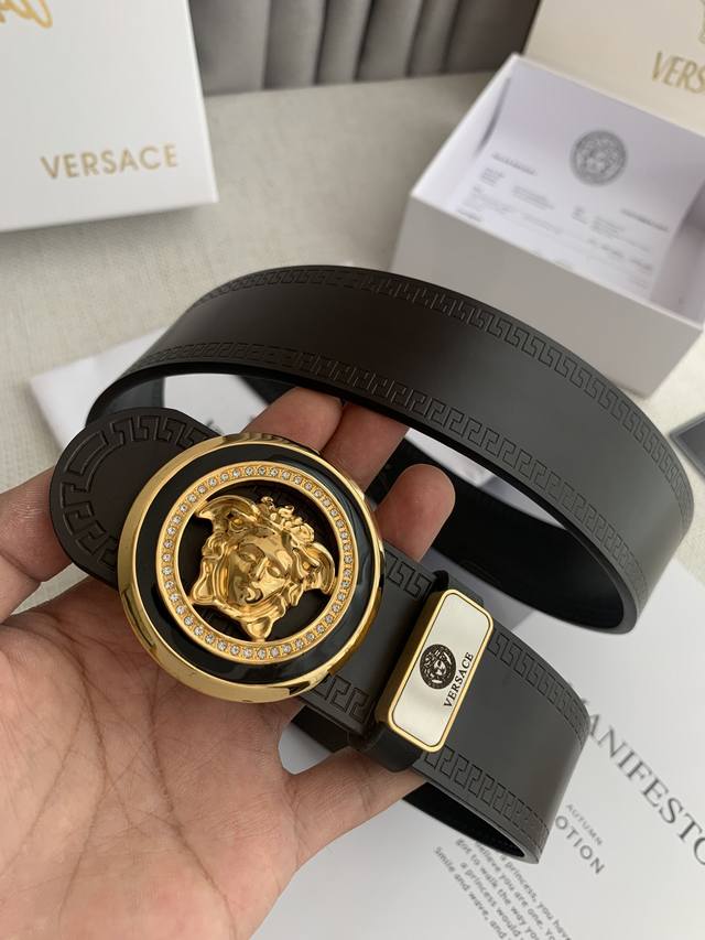 品名：Versace.范思哲原单 型号：挂扣，经典人头纯铜挂扣，图片实物拍摄 材料：百分百头层牛皮，保证真皮。24K纯铜扣双面可用专柜同等质量， 双面头层牛皮经 - 点击图像关闭