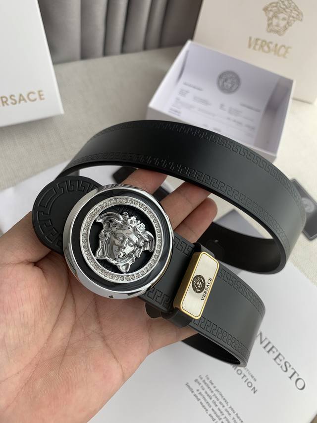 品名：Versace.范思哲原单 型号：挂扣，经典人头纯铜挂扣，图片实物拍摄 材料：百分百头层牛皮，保证真皮。24K纯铜扣双面可用专柜同等质量， 双面头层牛皮经