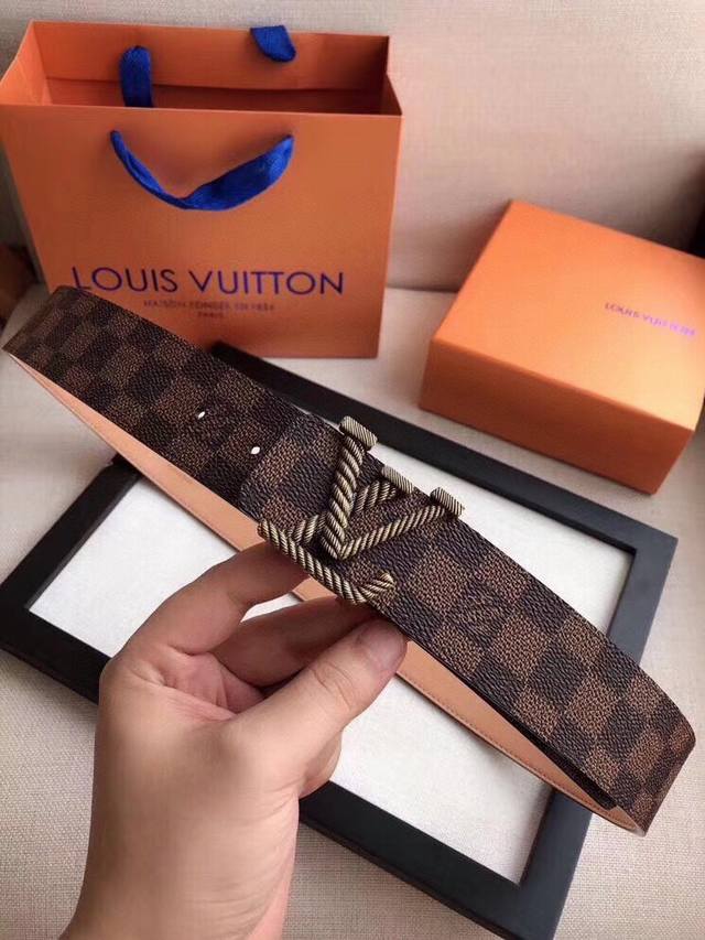 路易威登 Louisvuitton Lv Initiales 原单进口老花腰带，内衬皮底。搭配官网新款不锈钢扣.商务休闲服装造型的完美搭配。永恒经典，与正品零差