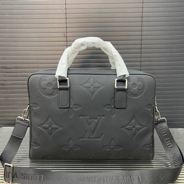 Louisvuitton 路易威登 牛皮男包公文包 手提包 电脑包 采用精湛镶嵌细工 经典百搭 实物拍摄 原厂原版面料 配送防尘袋 28 X 38 Cm。