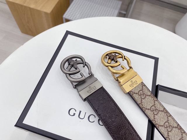 Gucci 双面可用 古奇新款互扣式g带扣深受品牌辉煌的70年代经典设计所影响，得以重新诠释。安放于织纹纯皮腰带之上。正品一致的吊牌全套包装 配纸袋 礼品盒 亲