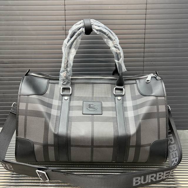 Burberry 巴宝莉 男士包 印花旅行袋 机场包 手提袋 采用精湛镶嵌细工，经典百搭 实物拍摄 原厂原版面料 高端品质 配送防尘袋 45 X 25 Cm。