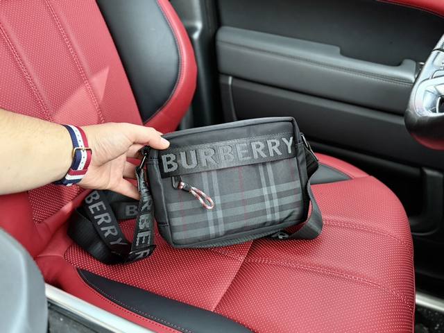 高端货新款 “Burberry 巴宝莉”单肩包 Monogram专厲标识 时尚宽肩带 相机包单肩斜挎包 男款 黑色进口原厂防水布艺高清五金logo标志、专用内里