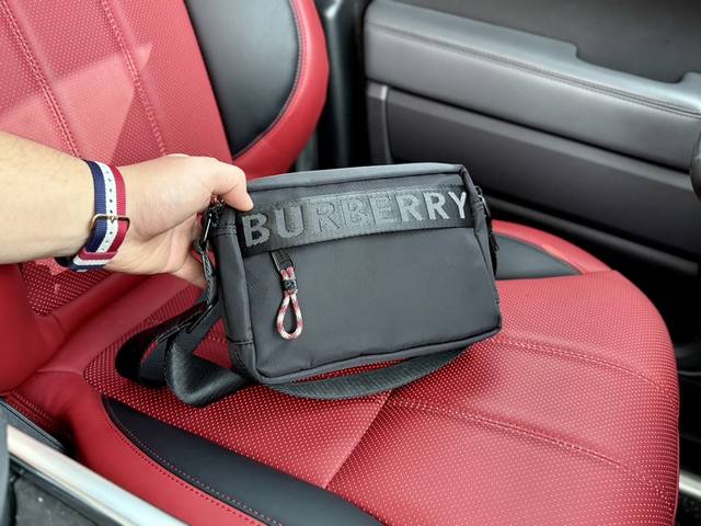 高端货新款 “Burberry 巴宝莉”单肩包 Monogram专厲标识 时尚宽肩带 相机包单肩斜挎包 男款 黑色进口原厂防水布艺高清五金logo标志、专用内里